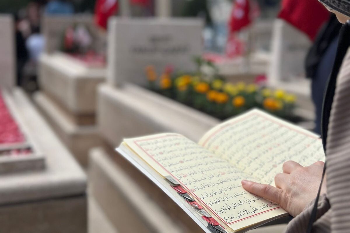 Yasin-i Şerif Okumanın Fazileti ve Mezar Başında Tilaveti